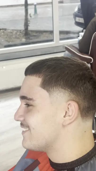 Coupe courte et contours nets, vue de trois quarts